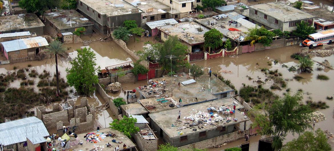 پس از آنکه طوفان استوایی ژان هائیتی را درنوردید، بسیاری از مناطق اطراف شهر گونایوس زیر آب سیل و گل و لای پوشانده شد.  (فیله)