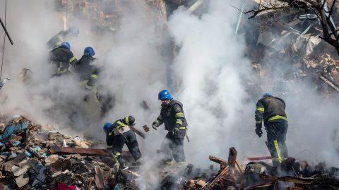 امدادگران اوکراینی در 17 اکتبر در کیف در یک ساختمان مسکونی کار می کنند که در اثر حمله پهپاد روسی که مقامات محلی آن را ساخت ایران می دانند، ویران شده است. 