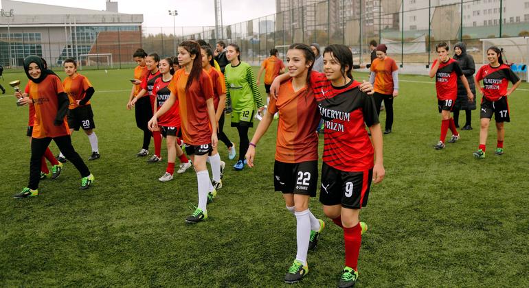 در ترکیه، زنان جوان برای پایان دادن به خشونت علیه زنان و دختران در یک مسابقه فوتبال بازی می کنند.
