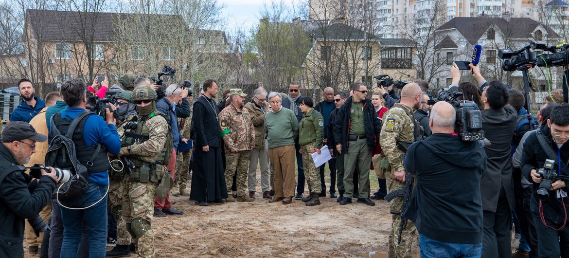 آنتونیو گوترش، دبیر کل سازمان ملل متحد (در مرکز) از بوچا در حومه کیف، پایتخت اوکراین بازدید می کند.