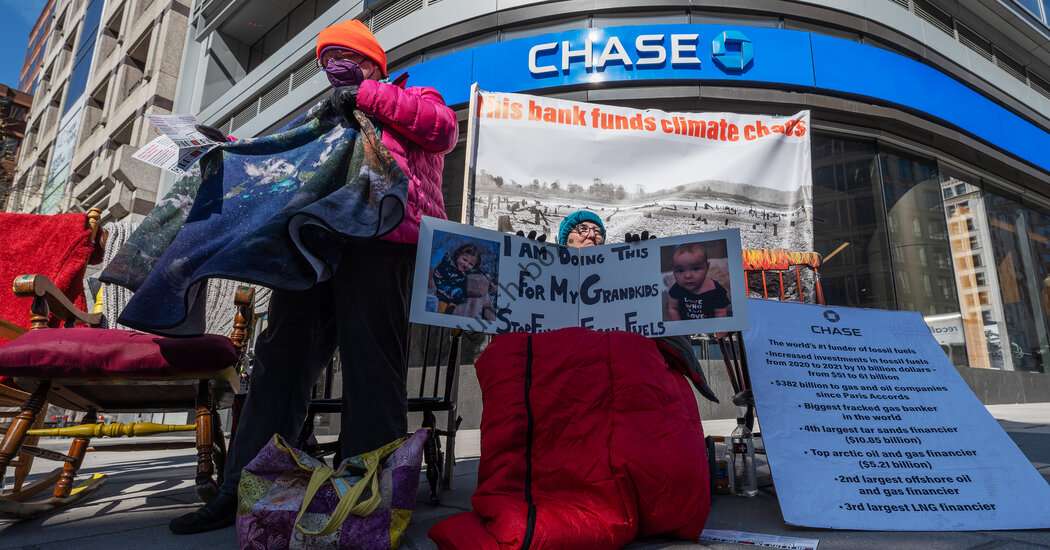 "شورش صندلی گهواره ای": سالمندان از بانک ها می خواهند نفت بزرگ را تخلیه کنند