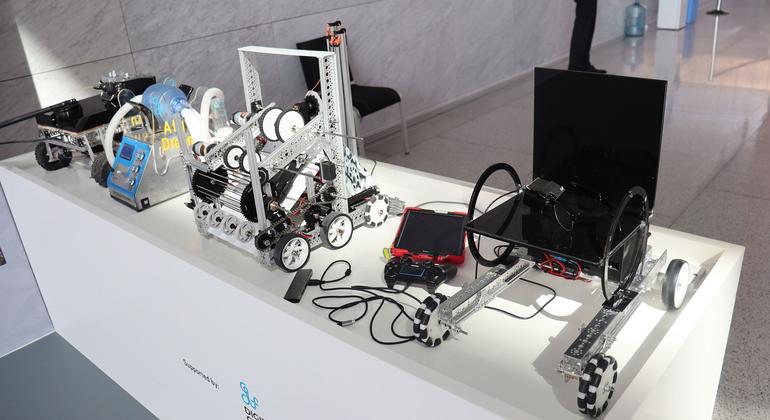 ربات های تیم رباتیک دختران افغانستان از جمله نمایش هایی هستند که بسیاری را در کنفرانس کشورهای کمتر توسعه یافته در دوحه قطر به خود جذب می کند.